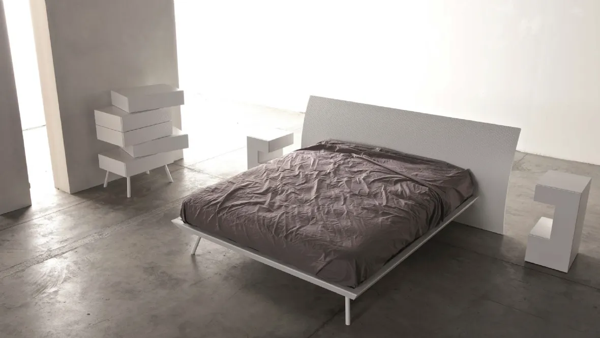 Letto in laccato bianco opaco con incisione My Love 01 di Voltan