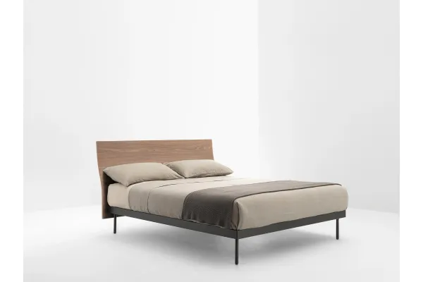 Letto con testiera leggermente curva in essenza easy Noce di Filesse di Caccaro