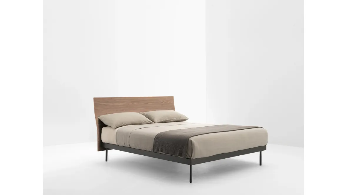 Letto con testiera leggermente curva in essenza easy Noce di Filesse di Caccaro