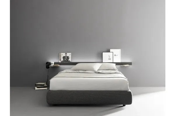 Letto in tessuto con una barra in alluminio che, fissata alla parete, completa il giroletto Groove di Caccaro