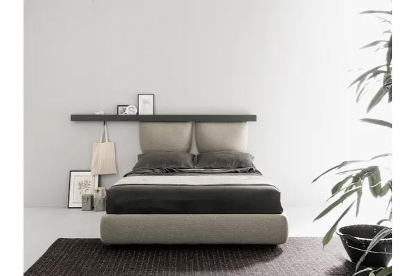 Letto in tessuto con barra in metallo che aggancia con una zip i due cuscini imbottiti della testiera Groove Zip di Caccaro