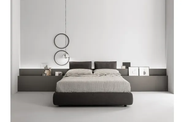 Letto in tessuto con testiera in laccato opaco che può essere progettata su misura e serve come contenitore Let Space di Caccaro