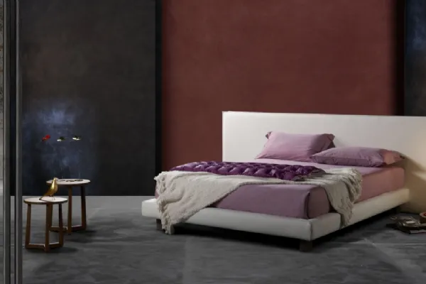 Letto imbottito dalle linee semplici ed eleganti con testiera geometrica Milo Ring 14 di Excò