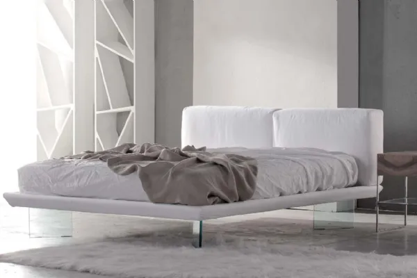 Letto in tessuto bianco sfoderabile con piedi in vetro Oplà di Voltan