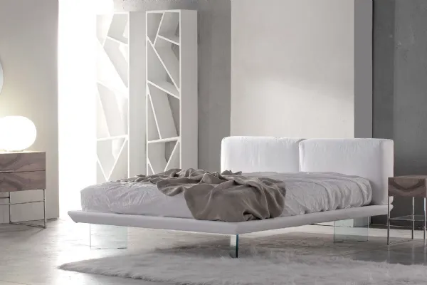 Letto in tessuto sfoderabile e piedi in vetro Oplà di Voltan