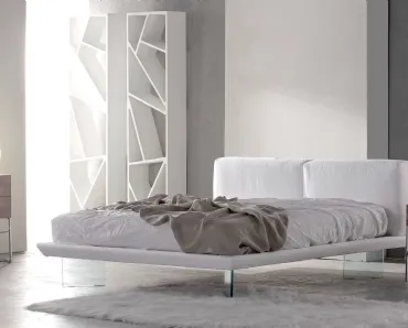 Letto in tessuto sfoderabile e piedi in vetro Oplà di Voltan