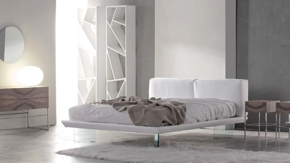 Letto in tessuto sfoderabile e piedi in vetro Oplà di Voltan