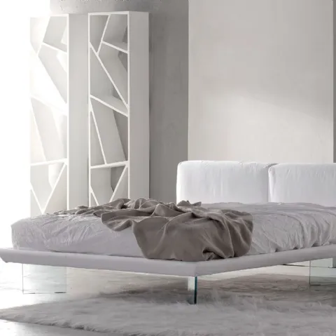 Letto in tessuto sfoderabile e piedi in vetro Oplà di Voltan