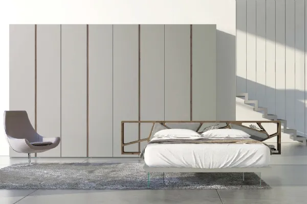 Letto con testiera in abete tinta tabacco con 4 cuscini in econabuk cenere, giroletto laccato opaco grigio e piedi in vetro Space 02 di Voltan