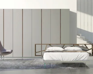 Letto con testiera in abete tinta tabacco con 4 cuscini in econabuk cenere, giroletto laccato opaco grigio e piedi in vetro Space 02 di Voltan