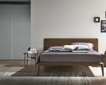 Letto Prado con testata in legno rovere termocotto di Tomasella