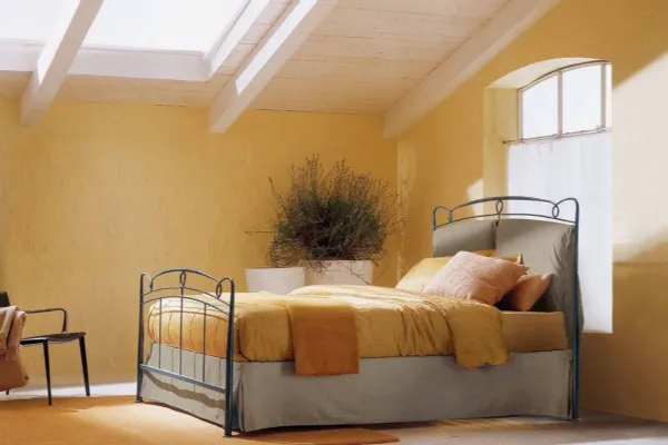 Letto in ferro battuto con testiera in tessuto imbottito e contenitore Versilia di Bontempi