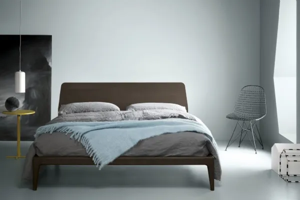 Letto matrimoniale in frassino scuro con testiera Vivid di Md House