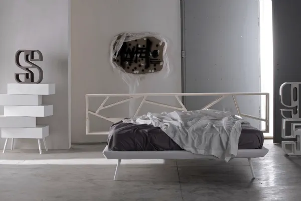 Letto con testiera in abete e giroletto in ecopelle Space 01 di Voltan