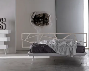 Letto con testiera in abete e giroletto in ecopelle Space 01 di Voltan