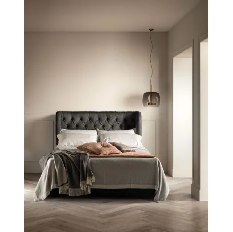 Letto imbottito dalle linee semplici ed eleganti con testiera geometrica Milo Ring 14 di Excò