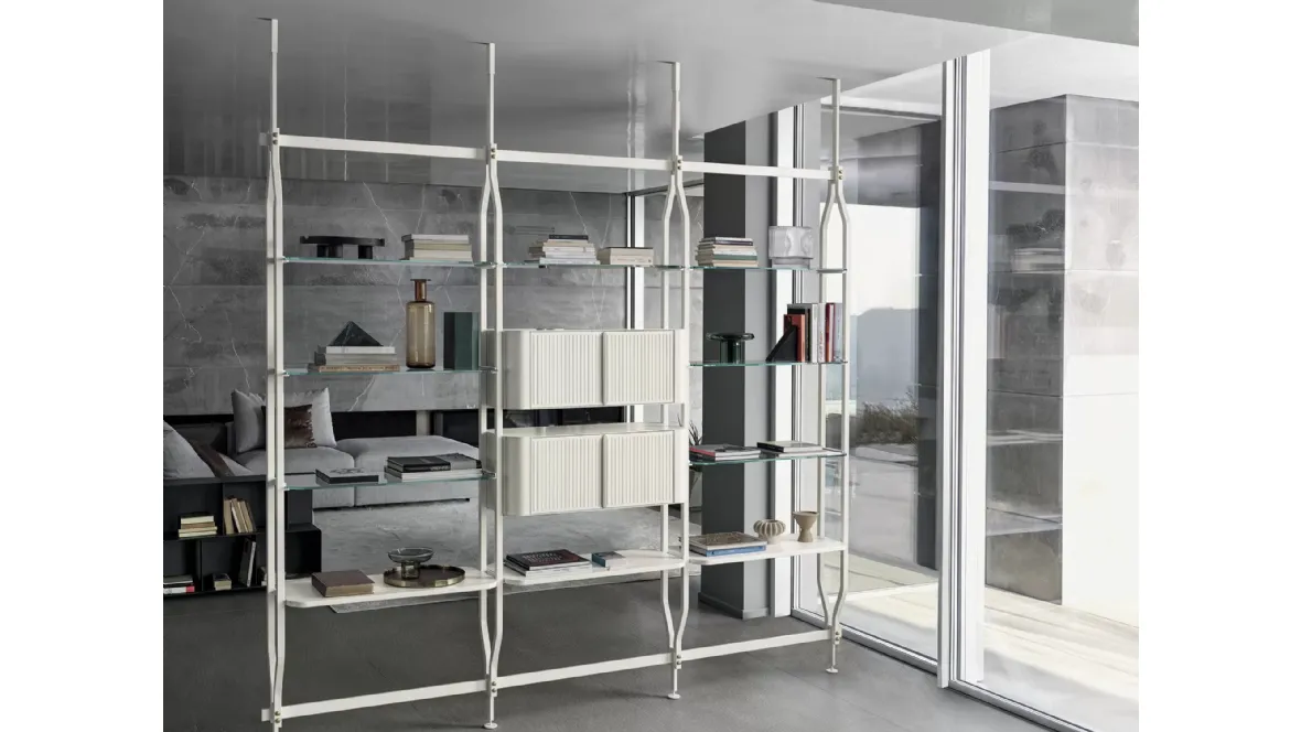 Libreria divisoria Charlotte a soffitto in acciaio laccato con ripiani in cristallo di Bontempi