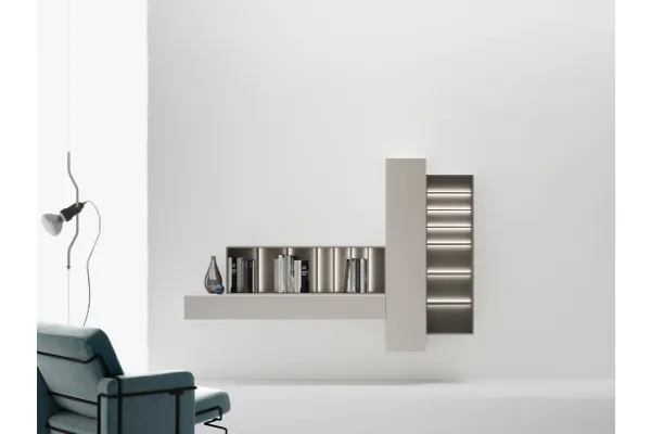 Libreria di design sospesa caratterizzata da moduli orizzontali e verticali aperti e chiusi che si intrecciano di Caccaro