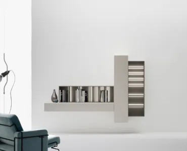 Libreria di design sospesa caratterizzata da moduli orizzontali e verticali aperti e chiusi che si intrecciano di Caccaro