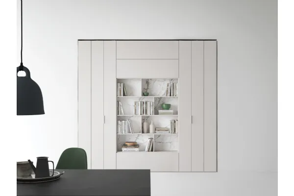 Libreria in nicchia in laccato bianco opaco con schiena del vano a giorno in gres porcellanato effetto marmo di Caccaro