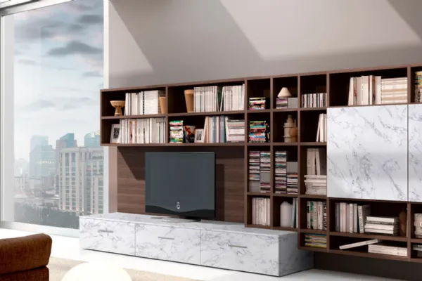 Libreria Living 81D con ante in materico effetto marmo bianco di Carrara e vani a giorno in legno di Olmo di Ferrimobili