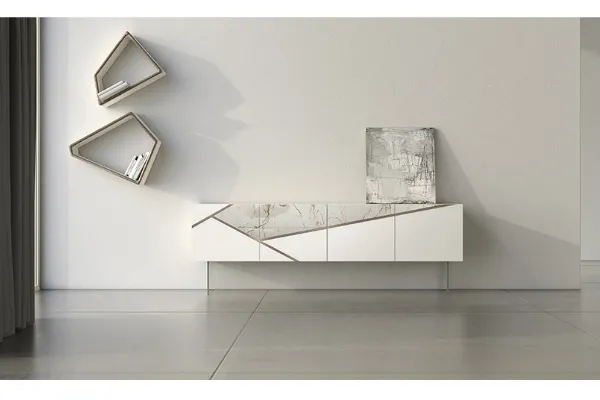 Madia Comp 12 in laccato bianco, ceramica e bronzo graffiato di Voltan