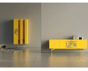 Madia Comp 16 in laccato opaco giallo e bassorilievo in quercia di Voltan
