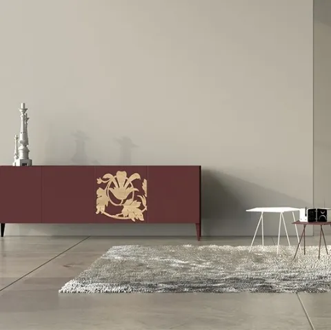 Madia Comp 19 in laccato opaco con bassorilievo in legno di quercia di Voltan