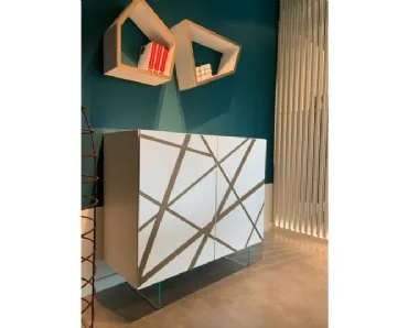 Madia Alta in laccato bianco con inserto in bronzo graffiato e piedini in vetro Comp 24 di Voltan