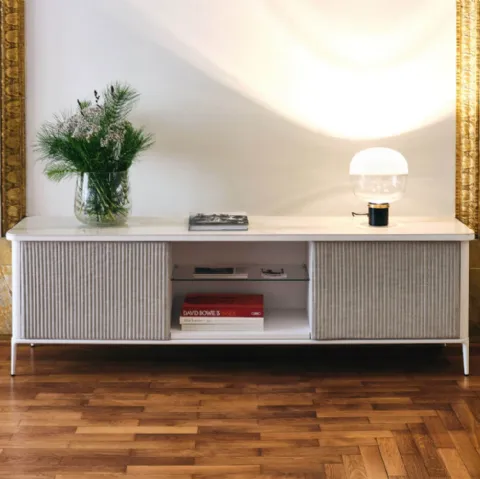 Madia Lea H55 con ante in legno rivestite in tessuto e top in ceramica di Midj
