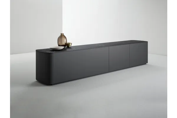Madia Side bifacciale con fronte e retro perfettamente rifiniti che può essere posta al centro della stanza in laccato opaco e top in gres porcellanato effetto marmo di Caccaro