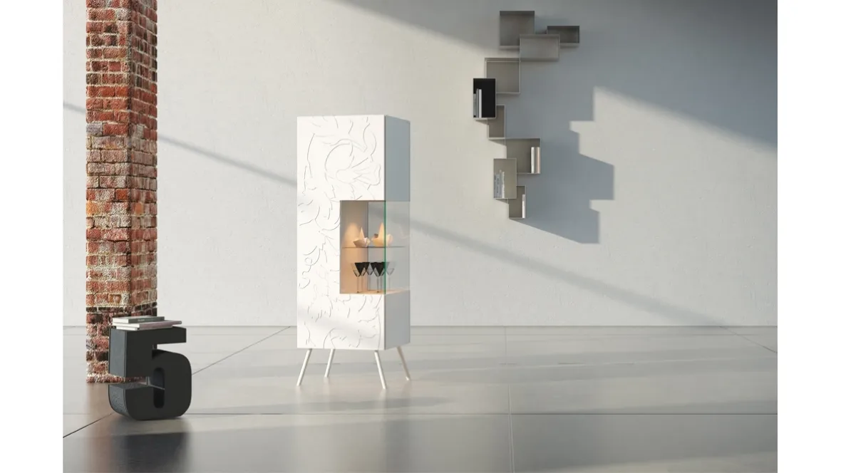 Madia verticale Comp 10 in laccato bianco con bassorilievo e vetrina di Voltan