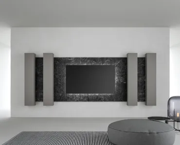 Mobile Porta Tv in laccato opaco con boiserie in gres porcellanato effetto marmo di Caccaro