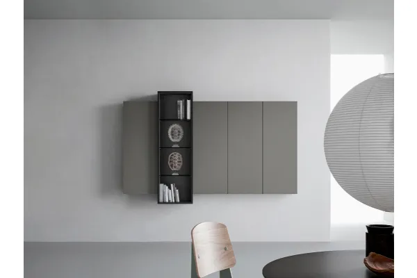 Mobile sospeso con quattro elementi chiusi in laccato opaco e un elemento di altezza diversa con vetri Wallover 01 di Caccaro