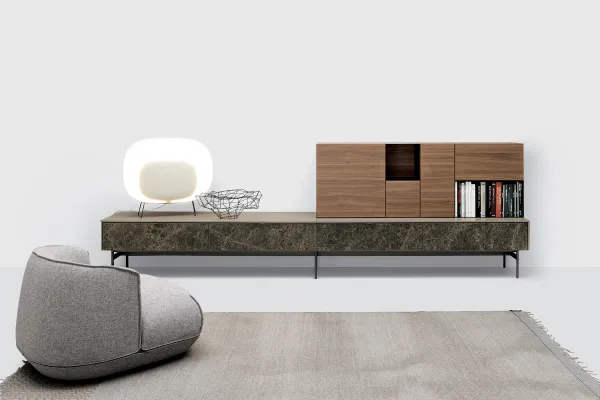 Parete Attrezzata in essenza noce con base in laminam, top laccato e piedini in metallo Avenue 05 di Md House