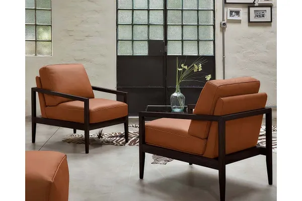 Poltroncina in pelle con struttura in legno MALTA di Rosini Divani