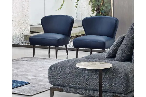 Poltroncina in pelle con piedini in legno MINORCA di Rosini Divani