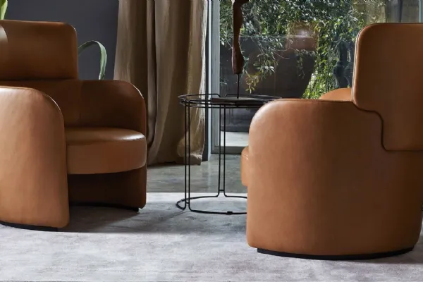 Poltroncina dalla forma tondeggiante in pelle Claire Ditre Italia