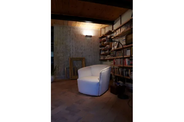 Poltroncina in tessuto bianco con cordoncino colorato in contrasto Esse di Excò
