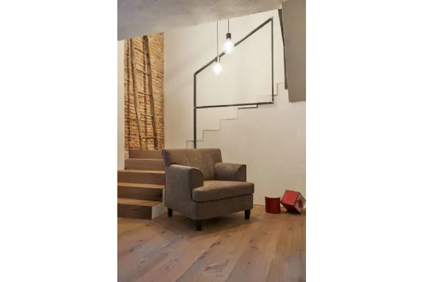 Poltrona in tessuto con piedini in legno Teeg di Excò