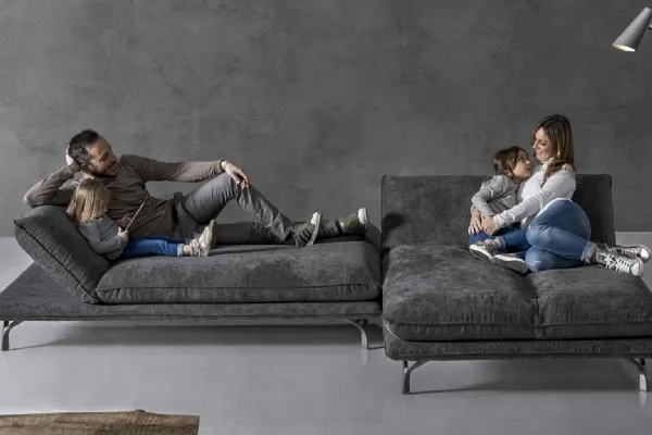 Divano con penisola, personalizzabile in tessuto grigio Rock di Excò