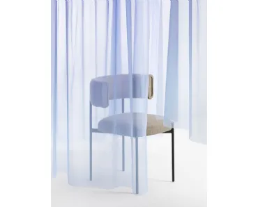 Sedia Amelie in tessuto con gambe in metallo di Midj