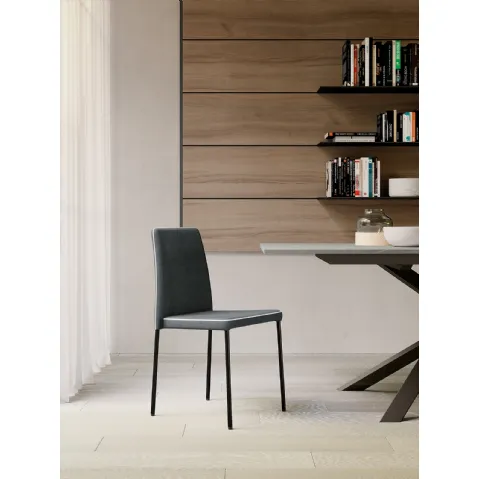Sedia Aurora imbottita e rivestita in ecopelle con struttura in metallo di Arredo3