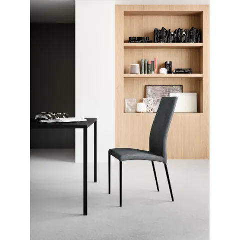 Sedia Drop Vintage imbottita e rivestita in ecopelle con struttura in metallo di Arredo3