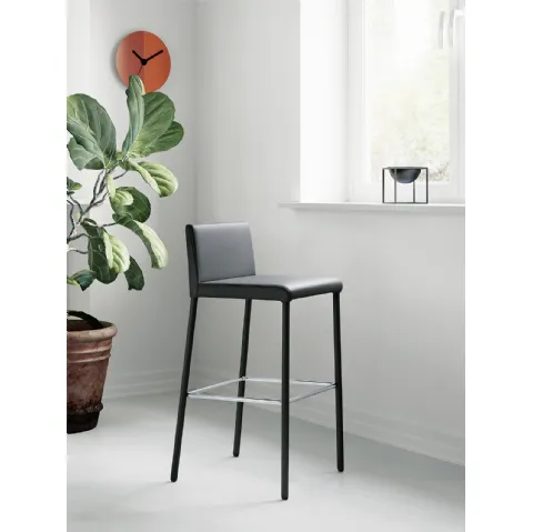 Sgabello Giulia con struttura in metallo completamente rivestita in ecopelle di Arredo3