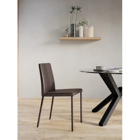 Sedia Giulia con struttura in metallo completamente rivestita in ecopelle di Arredo3