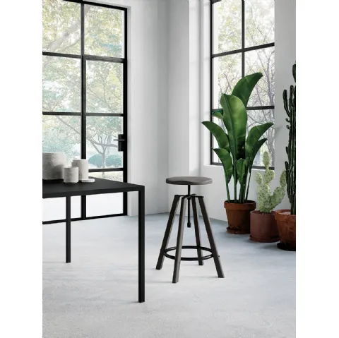 Sgabello Hugo con struttura e seduta in legno con poggiapiedi e dettagli in metallo verniciato lucido grigio scuro di Arredo3