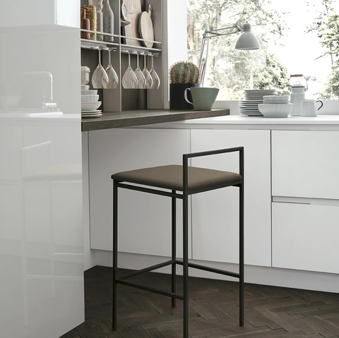 Sgabello in metallo con seduta in ecopelle July di Sedit