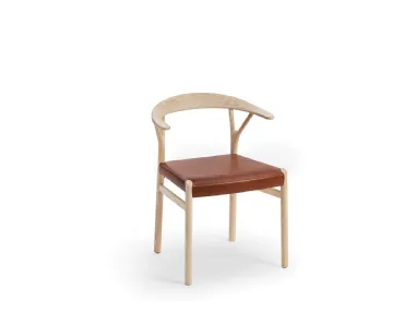 Sedia con braccioli in legno di frassino con seduta rivestita in cuoio Oslo di Midj
