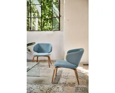 Sedia lounge in tessuto con struttura in legno Wrap AP L TS_N di Midj